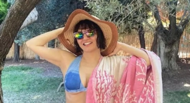 Göksel bikinili