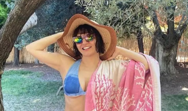 Göksel bikinili