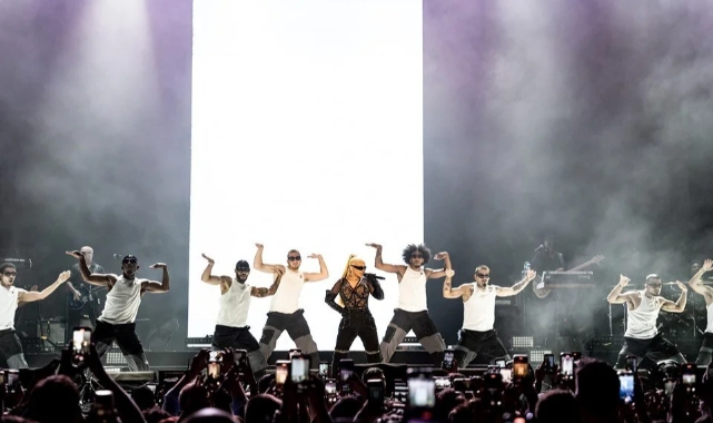 Grammy ödüllü şarkıcı Aguilera Antalya'da konser verdi