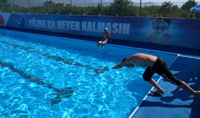 Gürsu'da çocuklar yüzme öğreniyor
