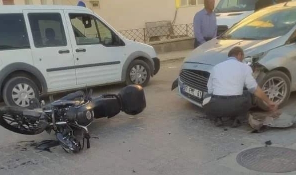Hafif ticari araç ile motosiklet çarpıştı