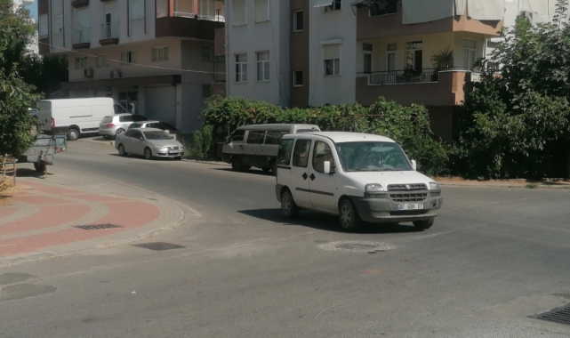 Hafif ticari araç ile motosiklet çarpıştı