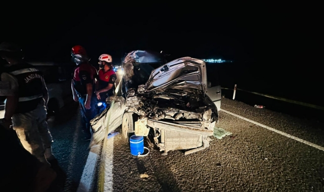 Hafif ticari araç traktöre arkadan çarptı: 1 ölü, 3 yaralı