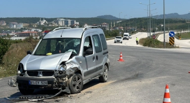 Hafif ticari araç yol kenarına savruldu!