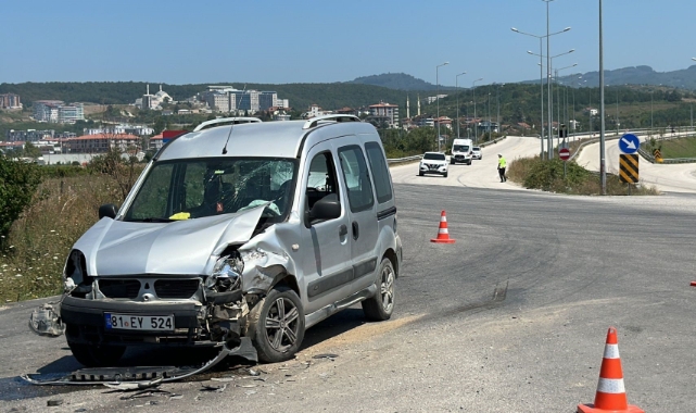 Hafif ticari araç yol kenarına savruldu!