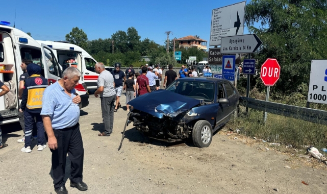 Hafif ticari araç yol kenarındaki otomobile çarptı: 8 yaralı