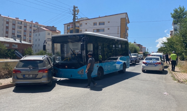 Halk otobüsü ile araç kafa kafaya çarpıştı