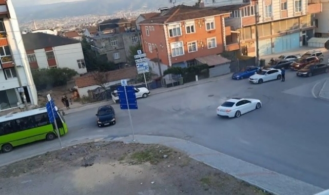 Halk otobüsünün önünü kesip drift yaptılar