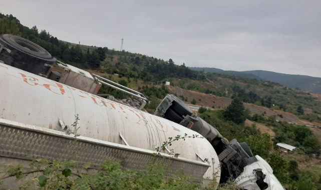 Hammadde yüklü kamyon devrildi