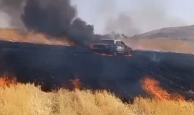Hasadı yapılmış tarlada otomobil yandı