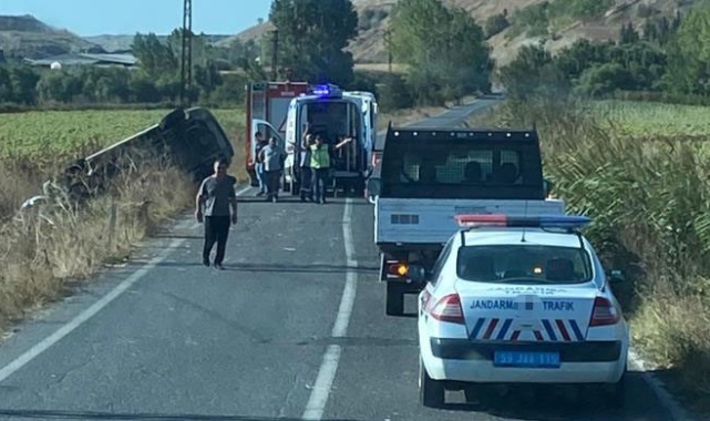 Hatalı sollama yapan minibüs takla attı