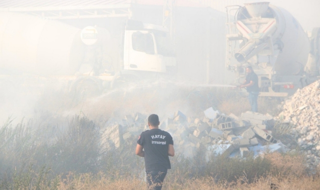 Hatay'da boş arazideki hurdalar yandı