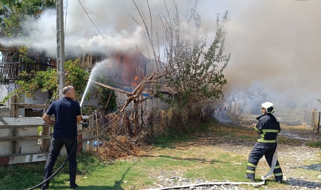 Hatay'da, sahilde 3 baraka ev yandı