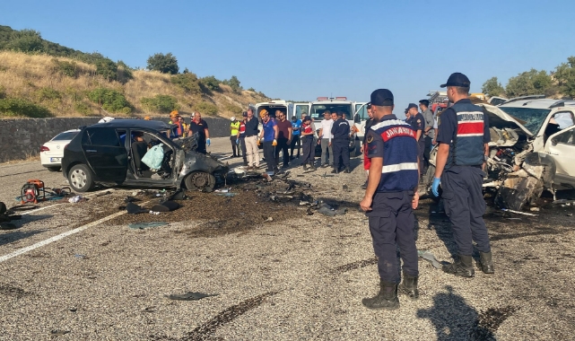 İki araç birbirine girdi! 4 ölü, 3 yaralı