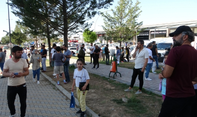 İki depremin ardından vatandaşlar sokağa döküldü