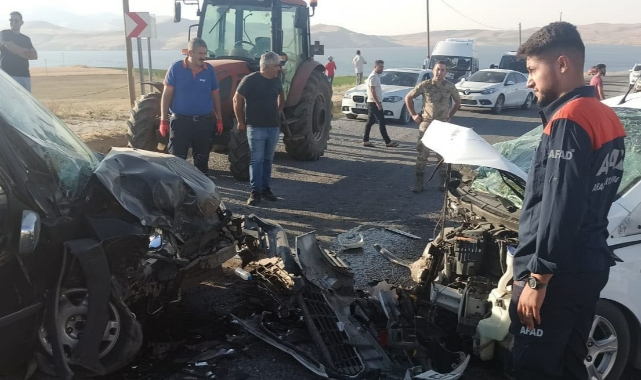 İki kamyonet kafa kafaya çarpıştı! 8 yaralı