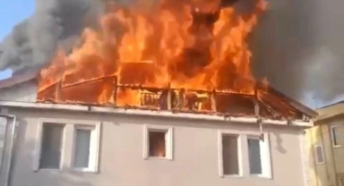 İki katlı evin çatısı alevlere teslim oldu