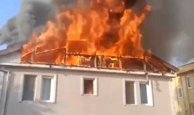 İki katlı evin çatısı alevlere teslim oldu