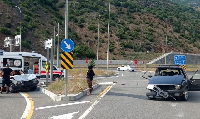 İki otomobil birbirine girdi! 1’i ağır 3 yaralı