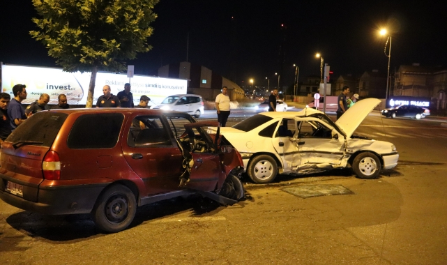 İki otomobil birbirine girdi! 1'i ağır 5 yaralı