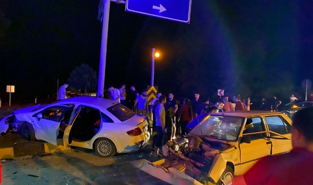 İki otomobil birbirine girdi! 2 yaralı