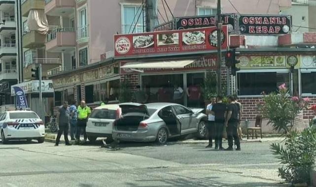 İki otomobil birbirine girdi! 2 yaralı
