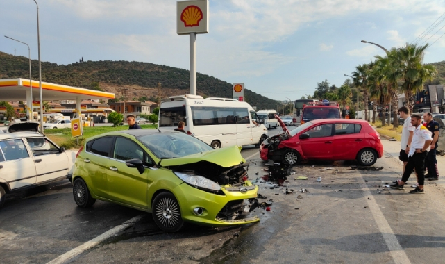 İki otomobil kafa kafaya çarpıştı: 1 yaralı