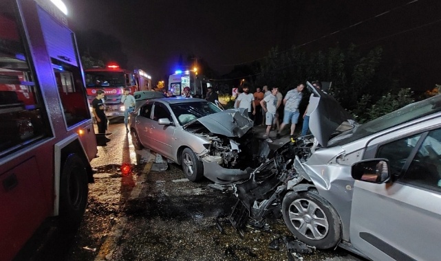 İki otomobil kafa kafaya çarpıştı: 5 yaralı