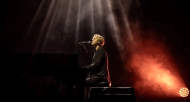 İngiliz şarkıcı Tom Odell Antalya'da konser verdi