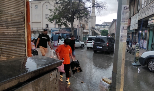 İranlı turistler sağanağa hazırlıksız yakalandı