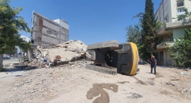 İş makinesi yıkım esnasında devrildi