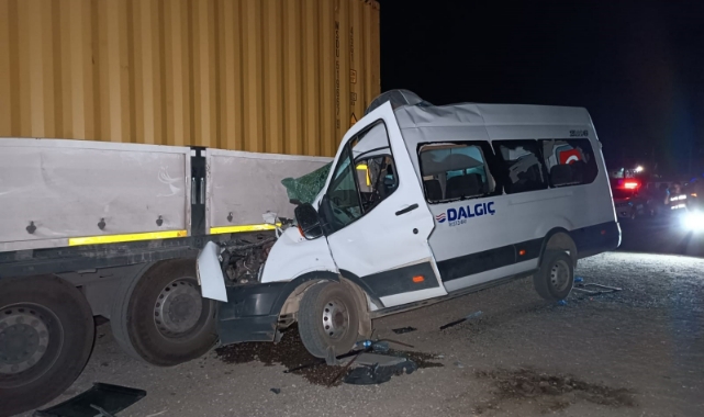 İşçi servisi TIR'a ok gibi saplandı! 1 ölü, 6 yaralı