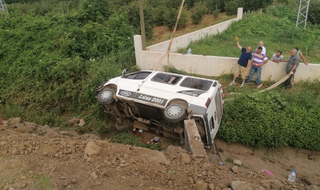 İşçileri taşıyan minibüs şarampole uçtu: 13 yaralı