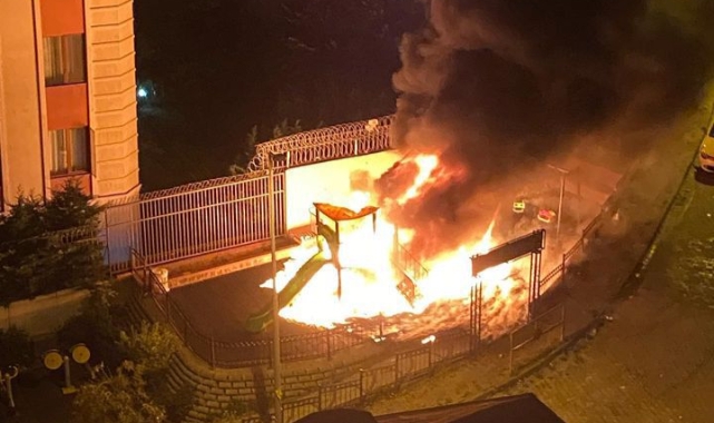İstanbul'da çocuk parkında korkutan yangın!