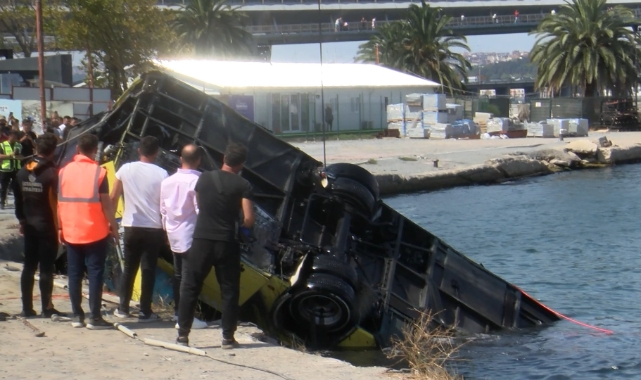 İstanbul'da denize düşen otobüs çıkarıldı 