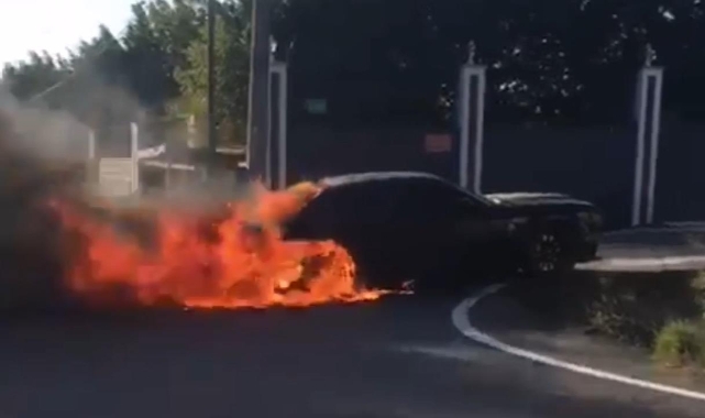 İstanbul'da otomobil alev topuna döndü