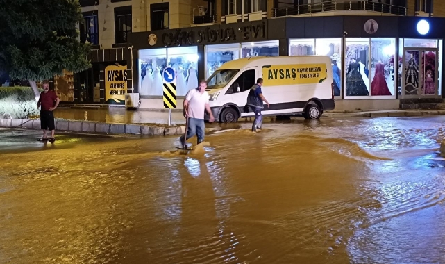İzmir'de hareketli gece: 2 mahalleyi su bastı