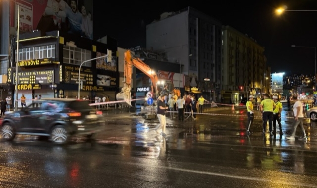 İzmir’de su borusu patladı, cadde ulaşıma kapatıldı
