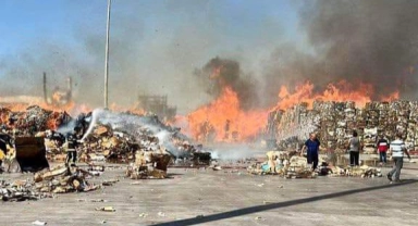 Kağıt fabrikası alevlere teslim oldu
