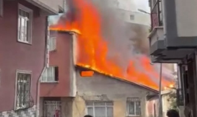 Kağıthane'de korkutan yangın! 3 binaya sıçradı