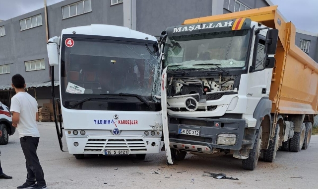 Kamyon ile minibüs çarpıştı: 1 yaralı