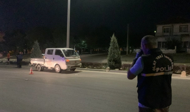 Kamyonet elektrikli bisiklete çarptı