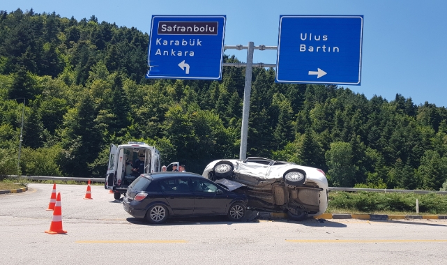 Karabük’te 2 otomobil çarpıştı