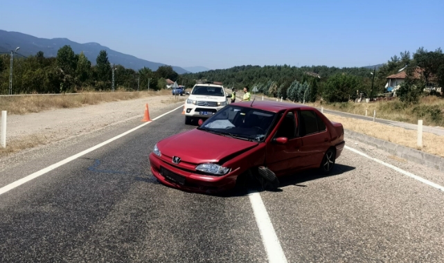 Karabük'te otomobil refüje çarptı: 2 yaralı