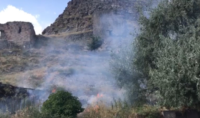 Kars Kalesi’nin eteklerinde yangın paniği