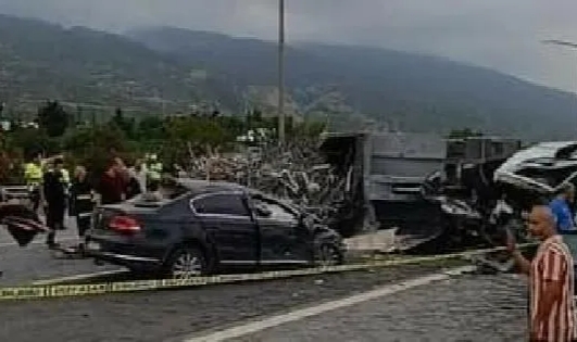 Karşı şeride geçen TIR otomobile çarptı