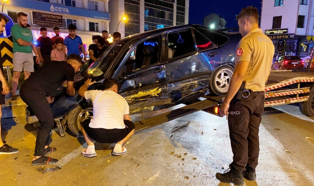 Kavşakta otomobiller çarpıştı: 2 yaralı