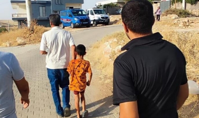 Kayıp sanılan çocuk avluda uyurken bulundu