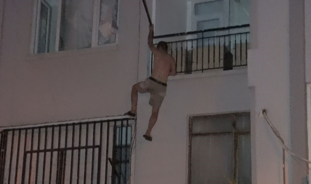 Kendini eve kilitleyip elinde bıçakla polise direndi