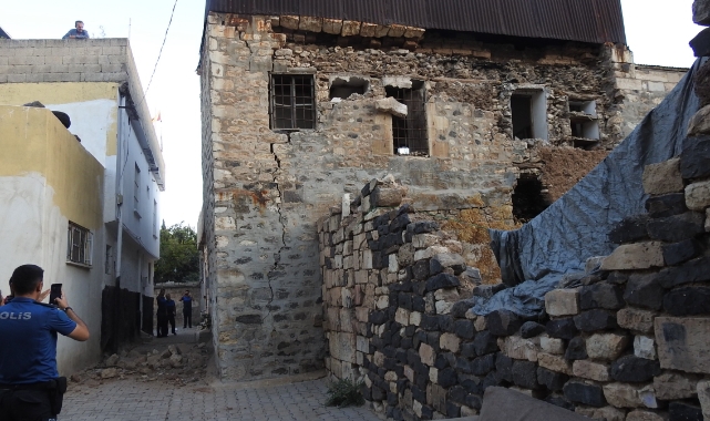 Kilis'te ağır hasarlı binanın duvarı çöktü
